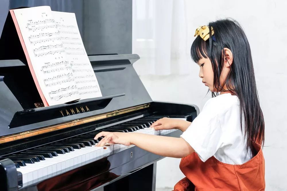 9歲女孩堅(jiān)持學(xué)英語(yǔ)彈鋼琴6年:我不想學(xué)時(shí), 媽媽這樣激勵(lì)我!